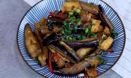 油焖茄子视频,家常美味，酱香浓郁，轻松学会的茄子新吃法